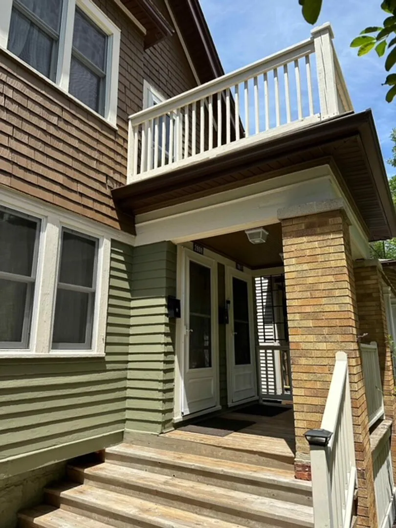 Sunny and spacious upper flat in beautiful Bay View — Photo 2