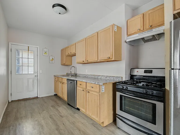 1595 W Grand Blvd — Photo 11