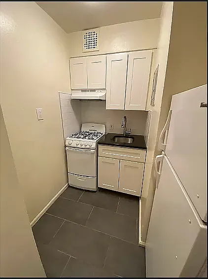 220 E 29th St #2A — Photo 14
