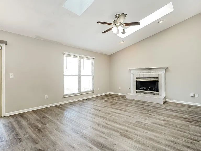 1127 Crestview St — Photo 9