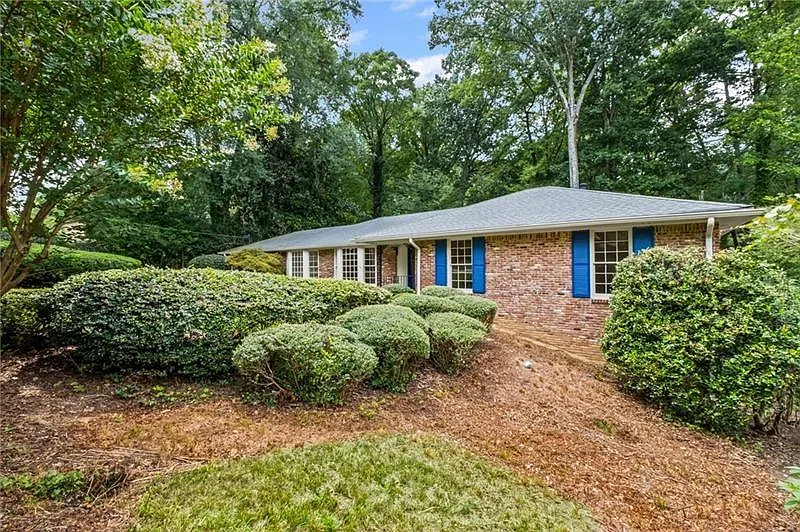 6 bed, 4.5 bath, 2246 sqft, $5,400 — Photo 3