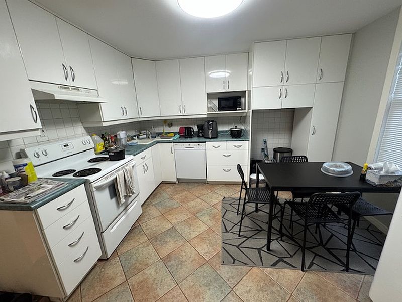 Kitchener Apartment for rent - 4 Bedrooms — photo 4