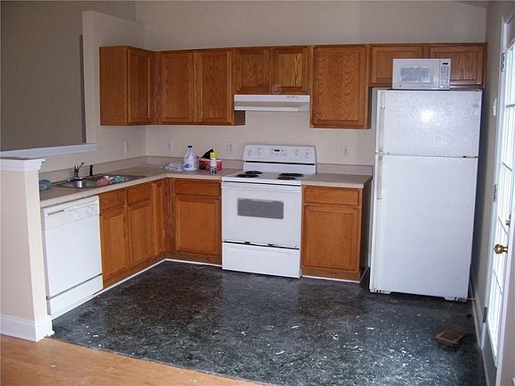 3rd image of 421 King St
