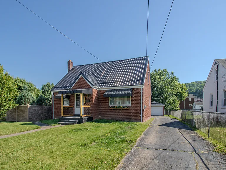 1323 Lincoln Way — Photo 3
