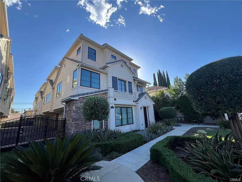 3 bed, 1590 sqft, $4,350 — Photo 2