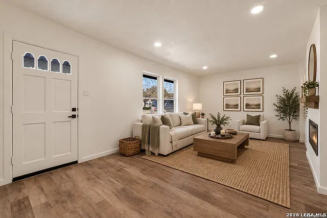 4 bed, 2.0 bath, 1008 sqft, $1,700 — Photo 2