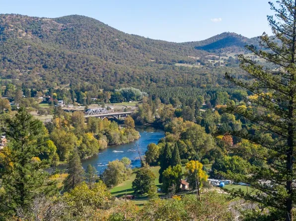 10205 Old Stage Rd, Central Point, OR 97502