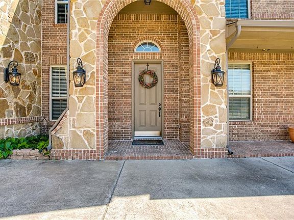 3rd image of 5612 Chateau Dr
