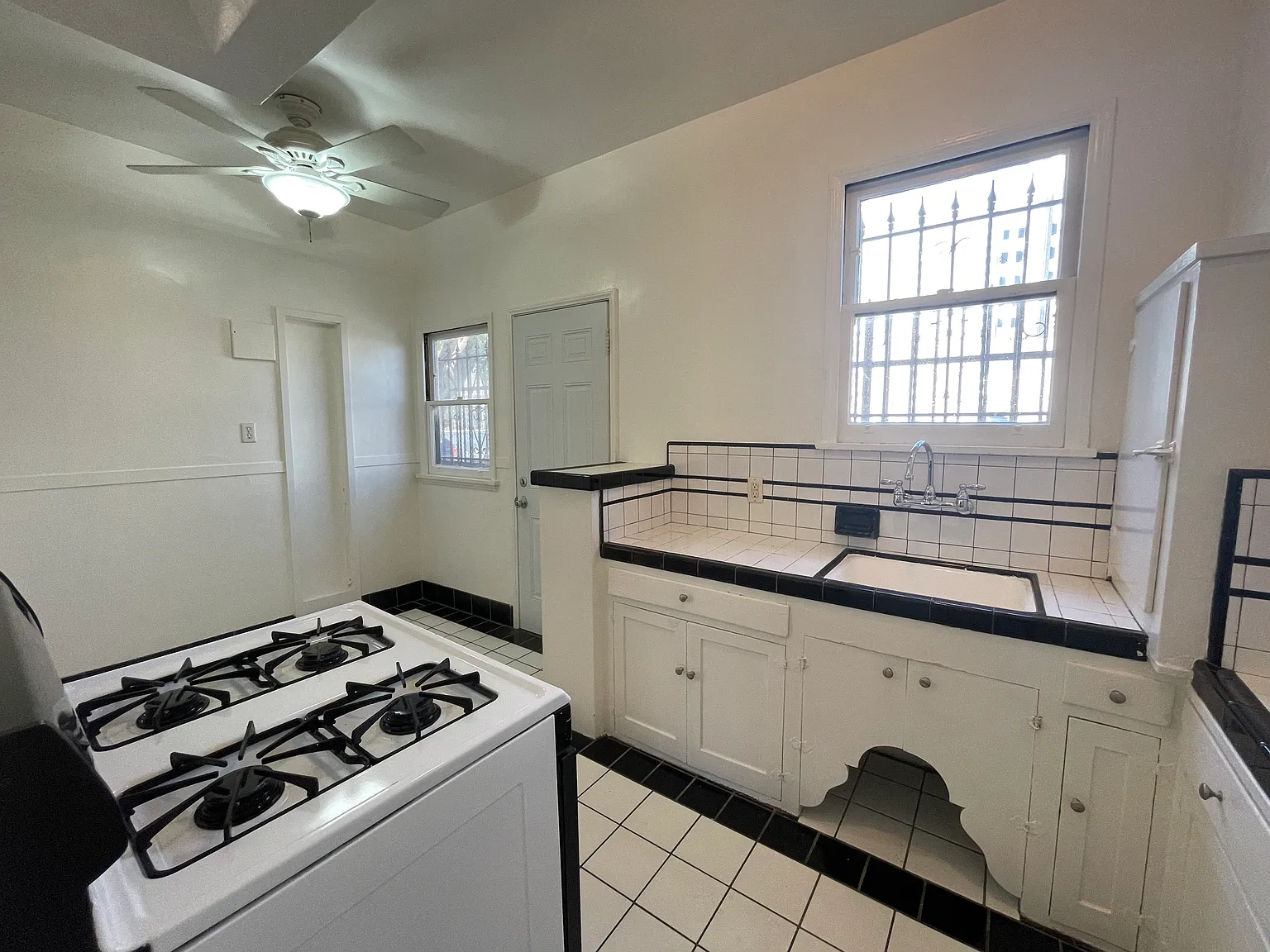 1 bed, 800 sqft, $1,995 — Photo 3