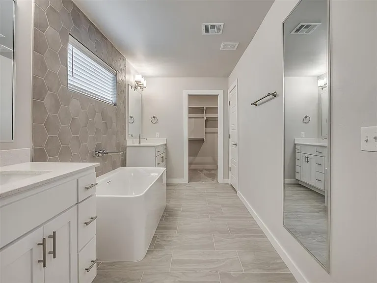 520 NW 176th Ter — Photo 29