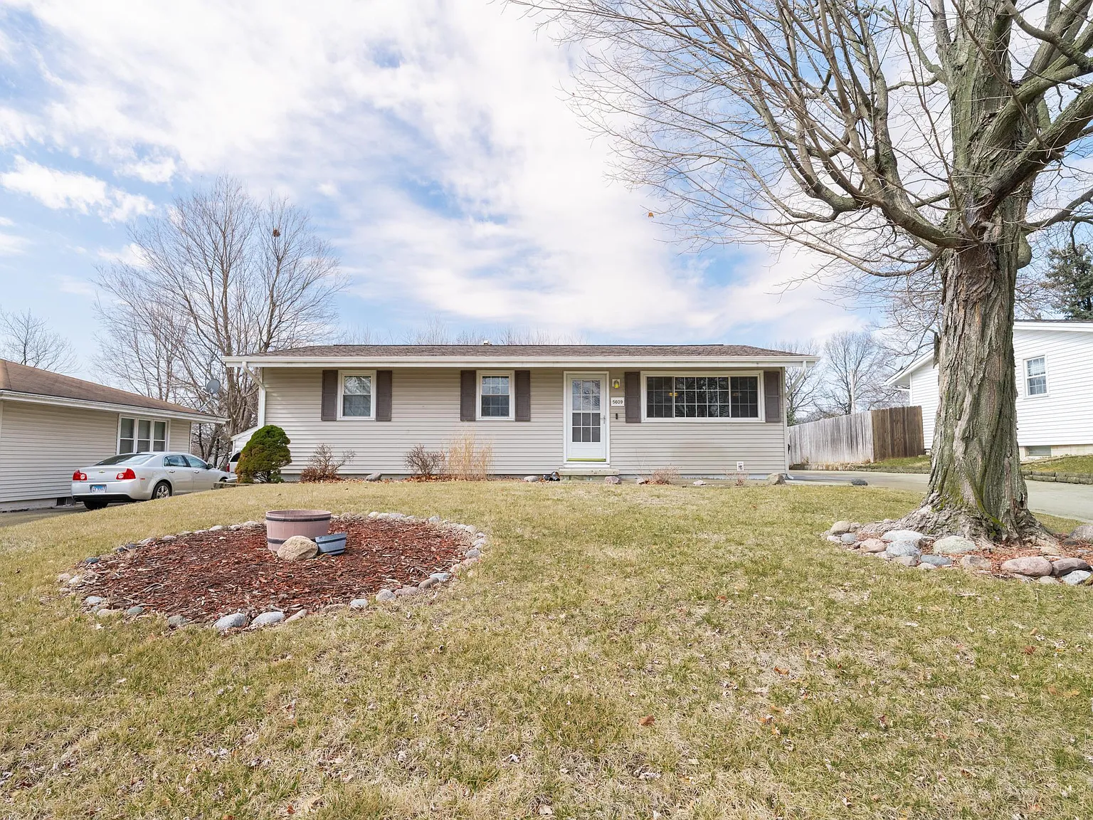 5609 N Western Ave photo 1