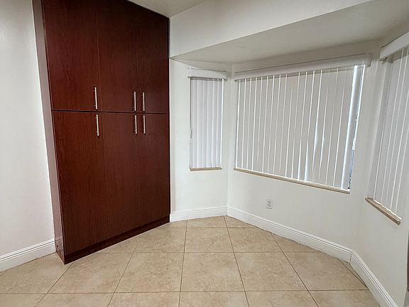 4th image of 410 NW 103rd Ter
