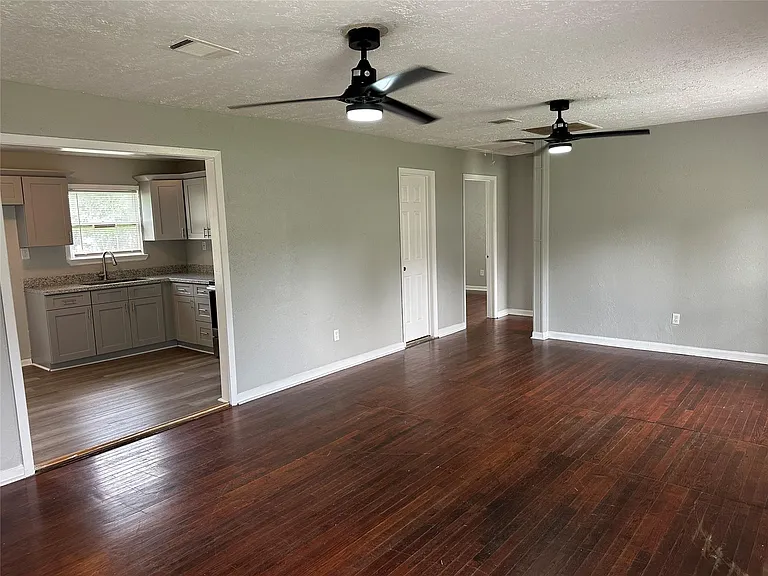 5345 Higgins St — Photo 2