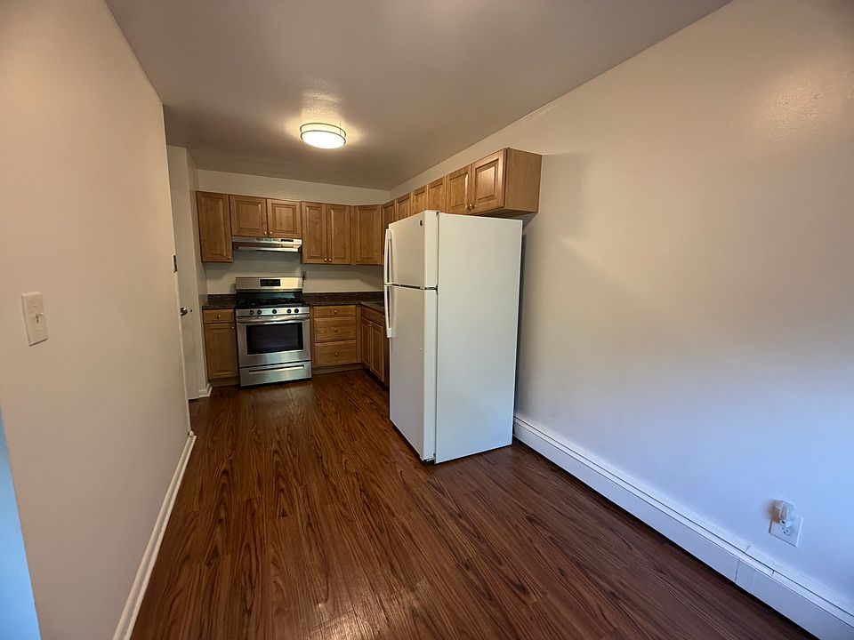 1st image of 16 Roosevelt Pl APT B3