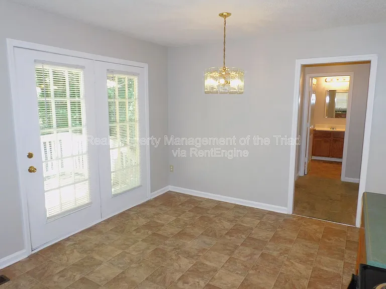1805 Cody Ave — Photo 2