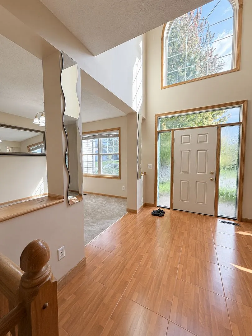 Rare 7Bed 4.5Bath Home in Woodbury, Right on The Golf Course. — Photo 4