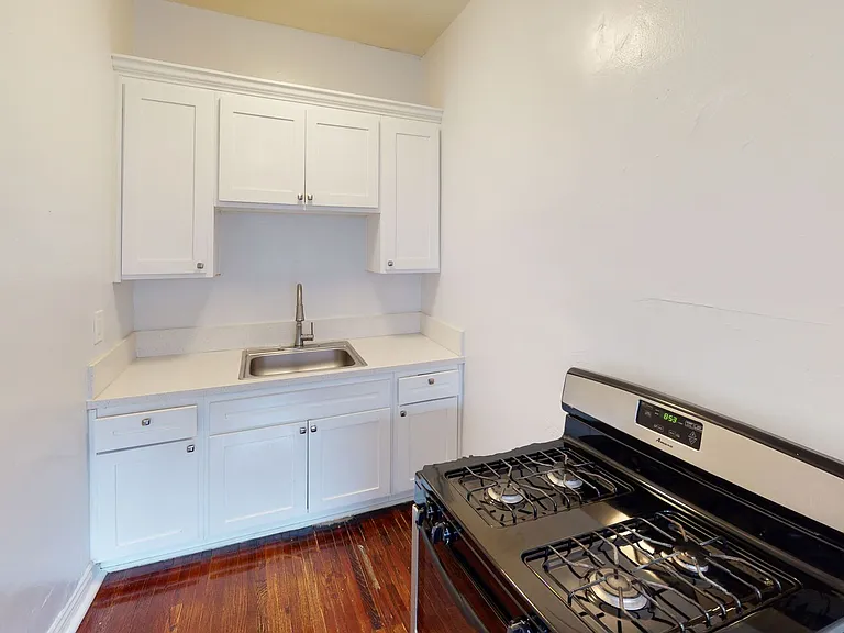 CT2 - Catalina Apts — Photo 9