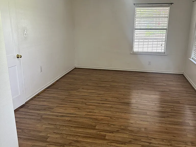 122 S Bishop St — Photo 11
