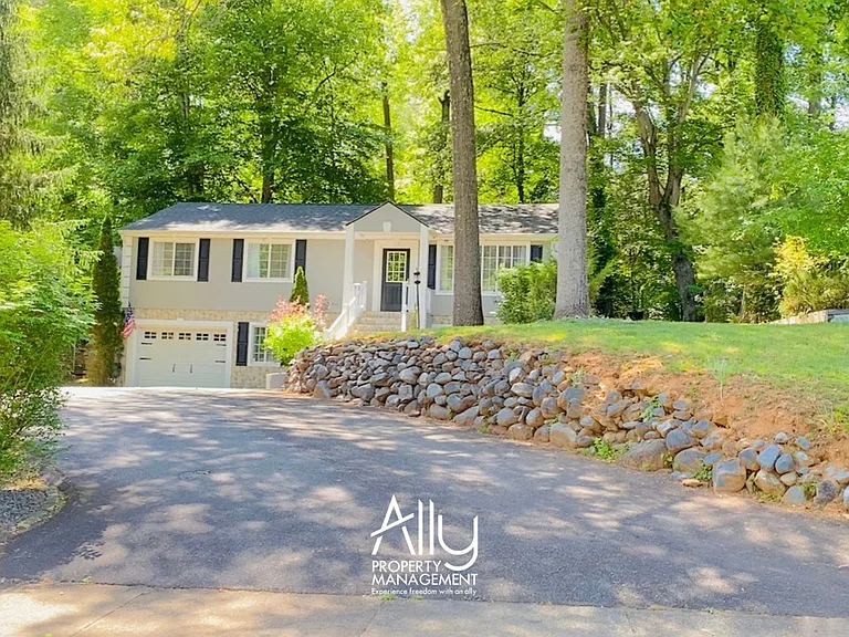 512 Woodmont Dr — Photo 2