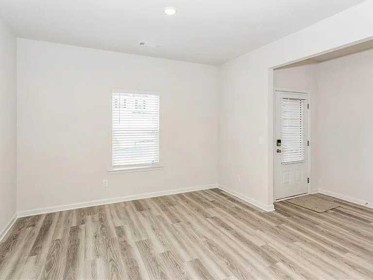 668 Mackenzie Cv — Photo 16
