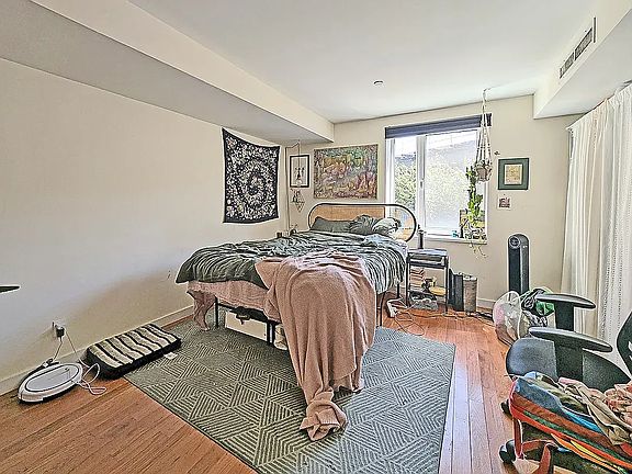 4th image of 960 Willoughby Ave APT 1P