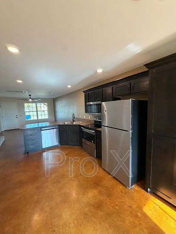 3 bed, 2.0 bath, 1560 sqft, $1,330 — Photo 3