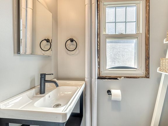 4th image of 43 Walnut Ave #2