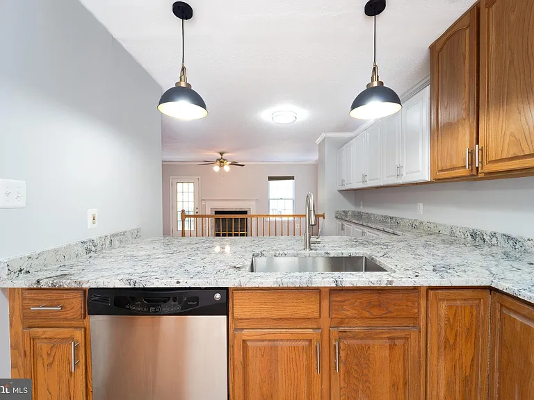 413 Lakeview Ct — Photo 10