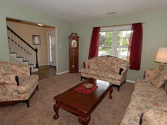 3rd image of 2121 Schubert Dr