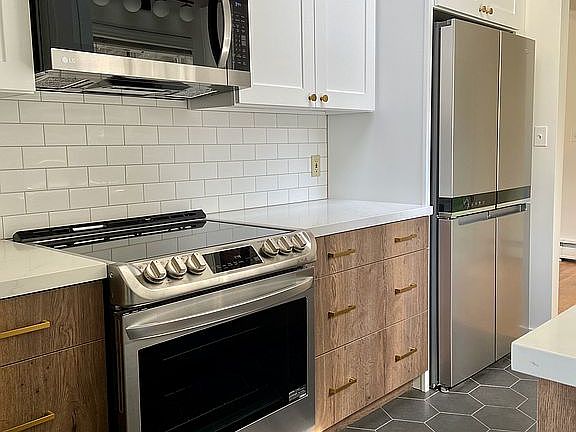 Kitchen (newly remodeled)