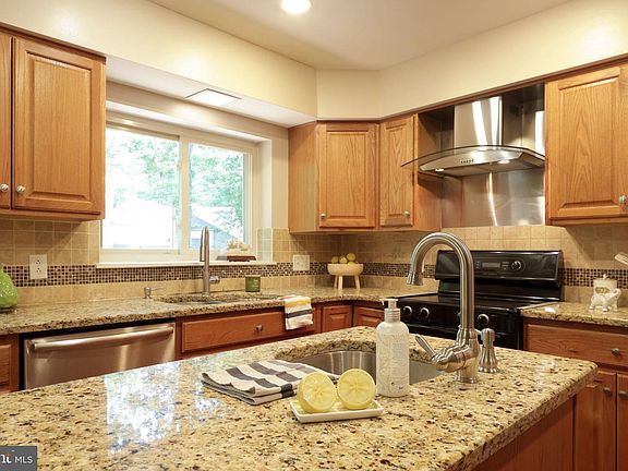 4th image of 1845 Woodledge Dr