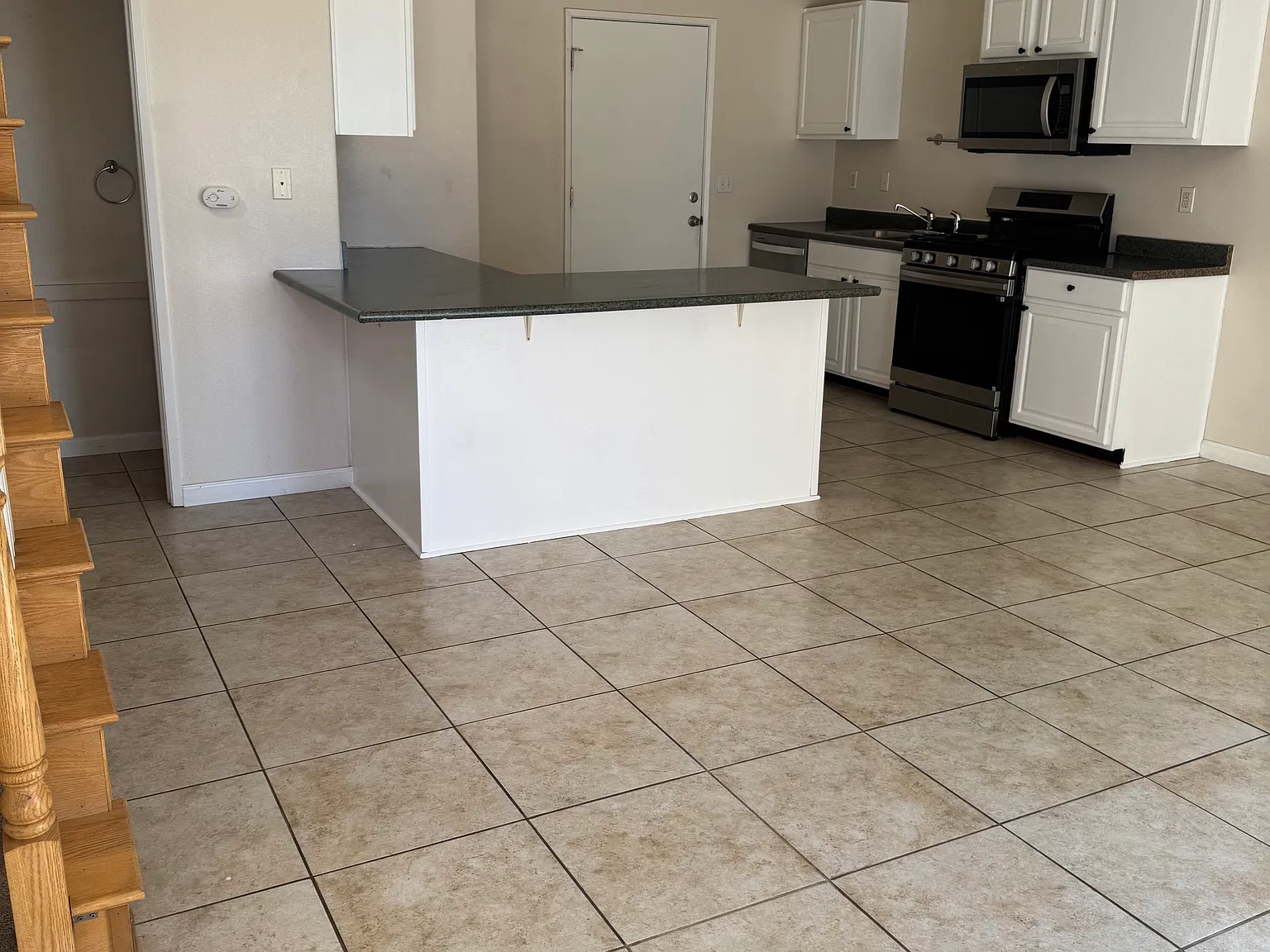2 bed, 2.5 bath, 1300 sqft, $1,800 — Photo 4