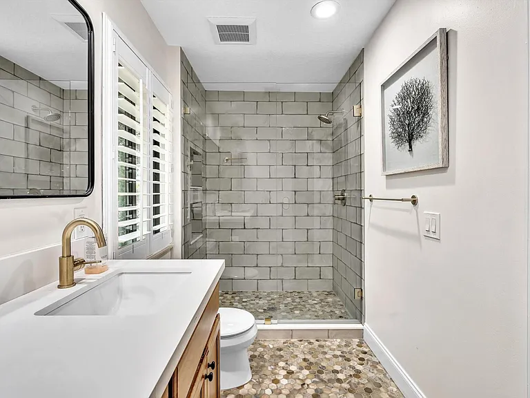 749 SW 2nd St — Photo 44