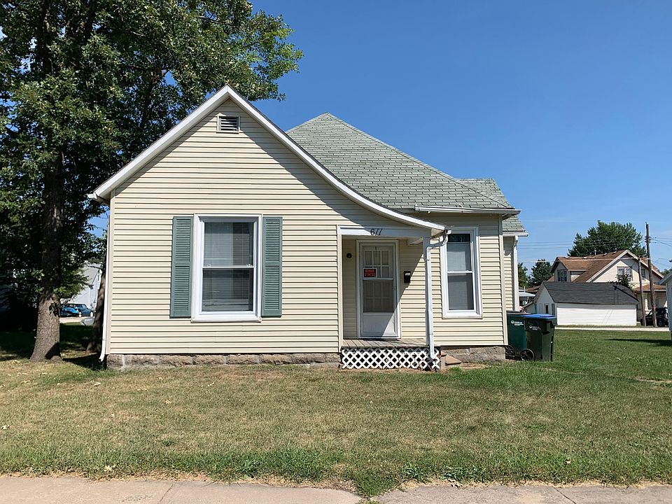Front of house. Private parking behind house
