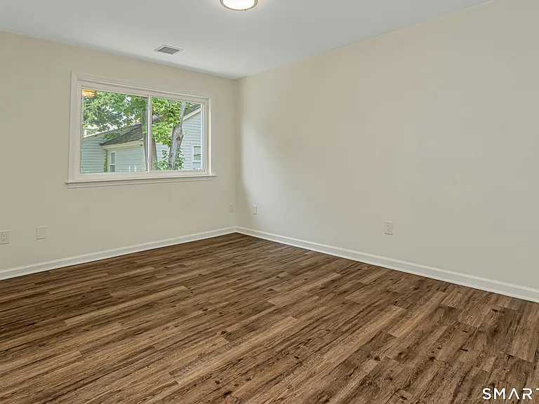 27 Bouton St E — Photo 11