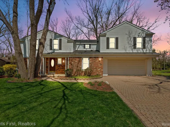 9350 Byromar Ln, Grosse Ile, MI 48138