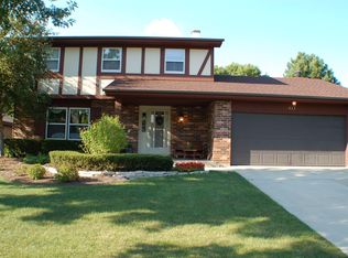 633 Queenswood Ln, Wheaton, IL 60189