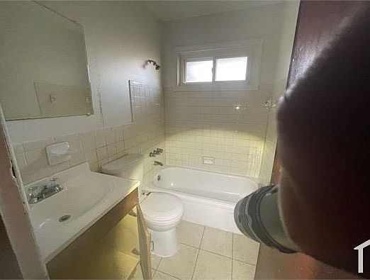 4th image of 460 Shepley Dr