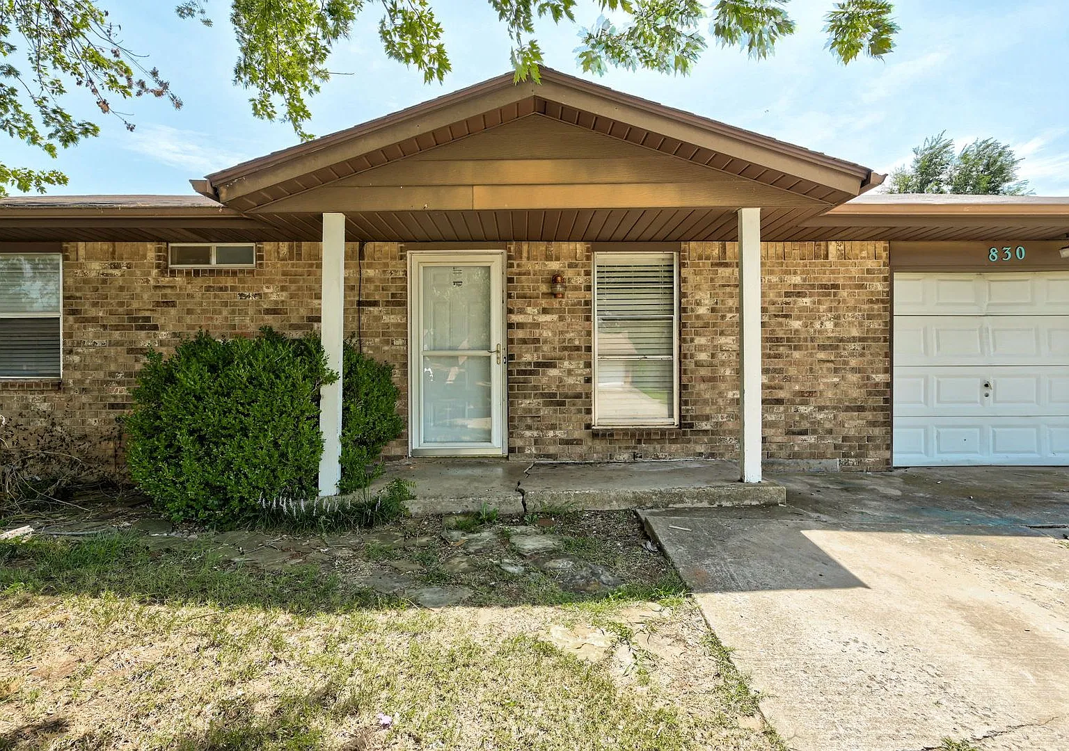Cute 3 Bed 1 Bath in Mustang! — Photo 4