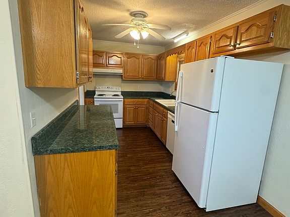 5th image of 684 Evergreen St