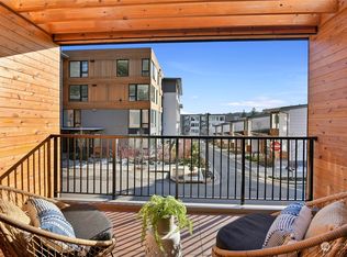 726 Hanami Ln NE, Bainbridge Island, WA 98110