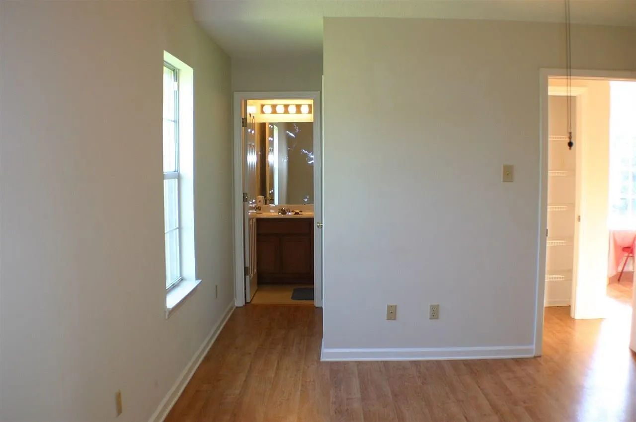 3 bed, 2.0 bath, 1181 sqft, $1,600 — Photo 3