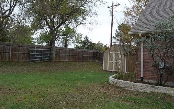 5th image of 200 Bluebonnet Dr