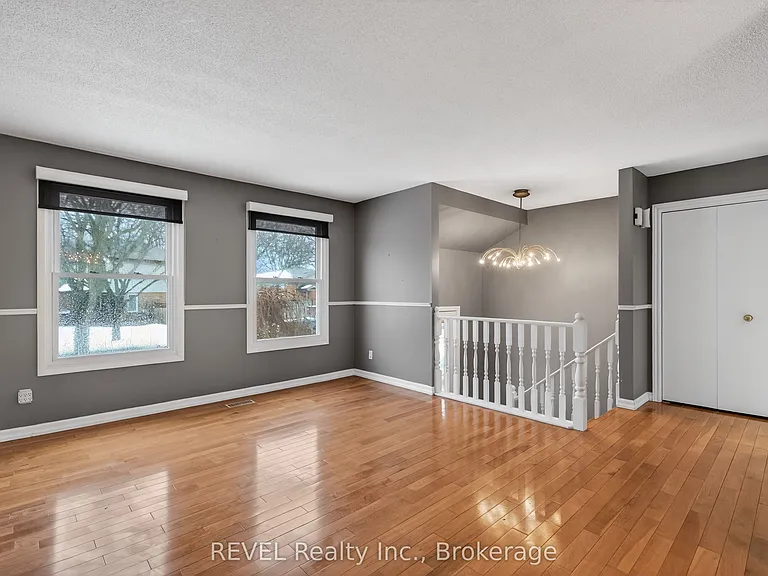6166 Wildrose Cres #UPPER — Photo 8