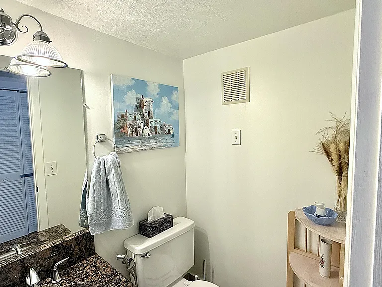 21 Newport B — Photo 13