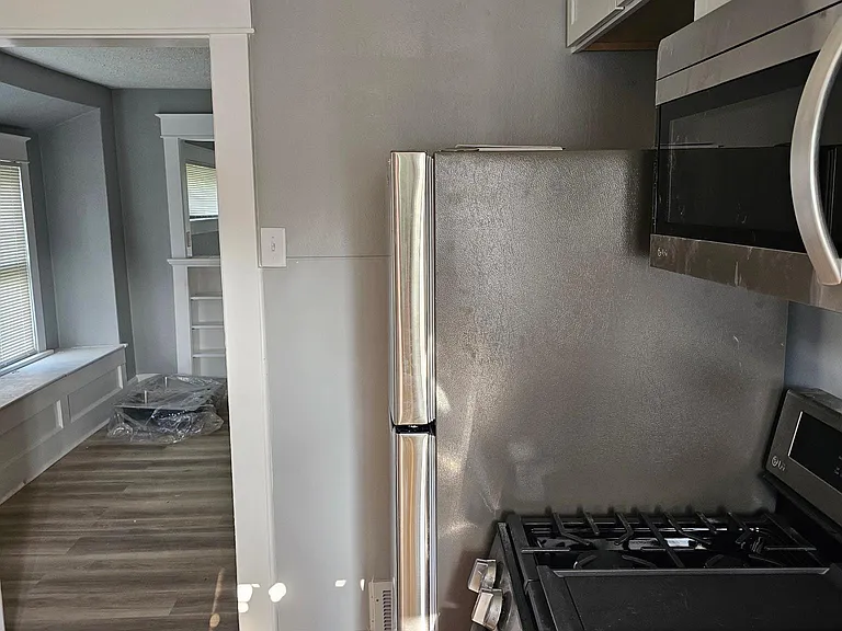 903 W 4th St — Photo 3