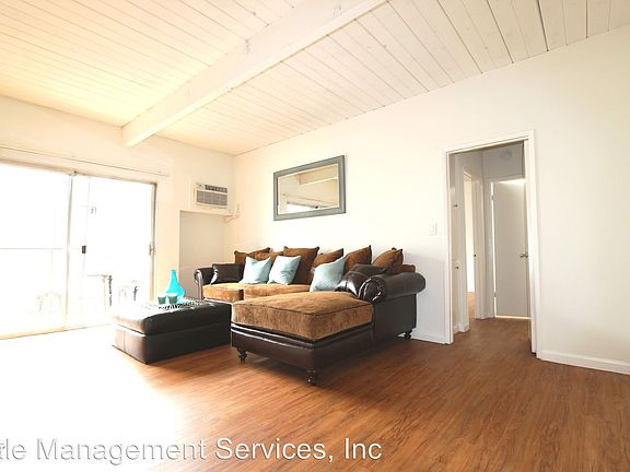 4th image of 18339 Collins St APT 26