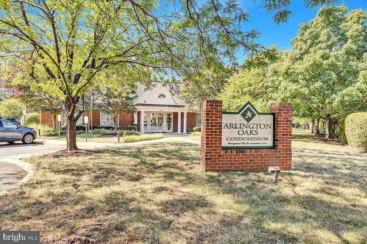 Arlington Oaks Condo — Photo 2