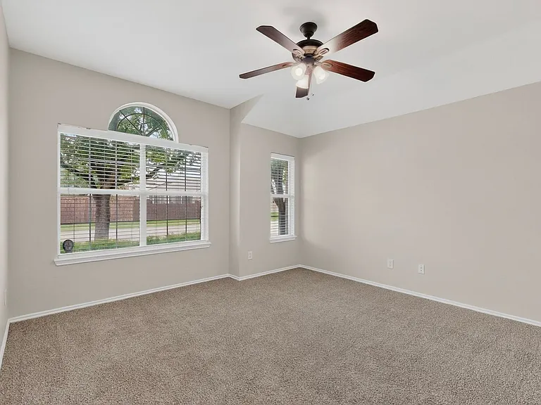 1037 Johnson City Ave — Photo 15
