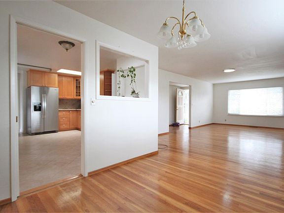 5th image of 995 Hilmar St